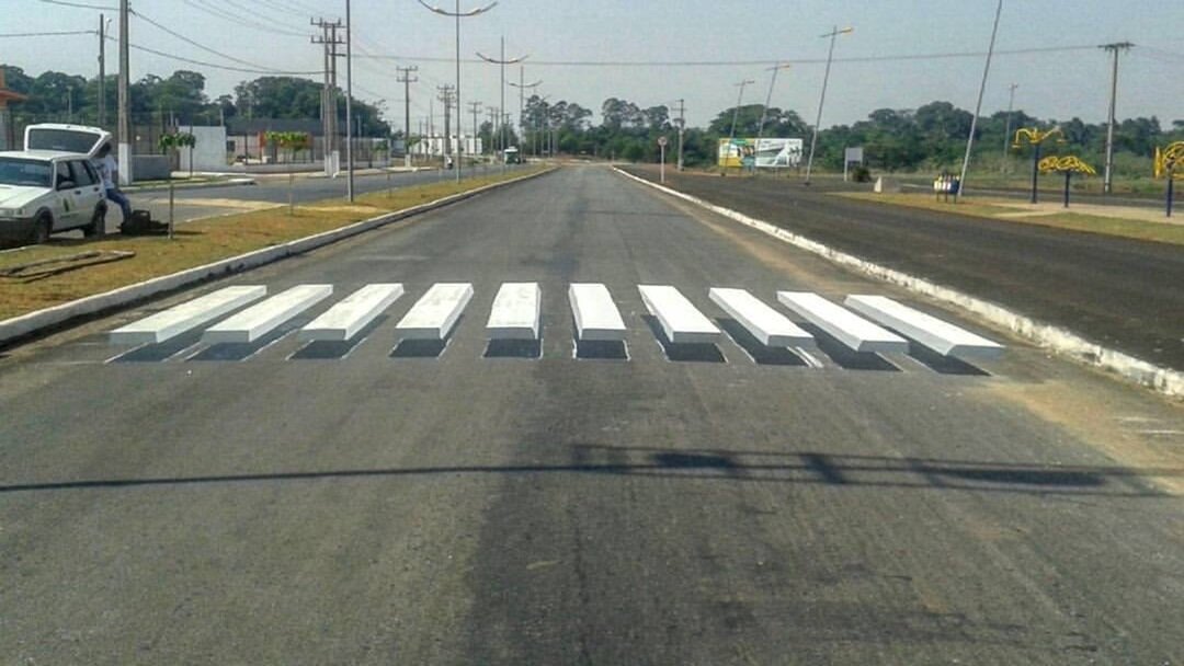 Grafiteiros pintam faixas de pedestres em 3D para 'forçar' parada de motoristas Grafiteiros pintam faixas de pedestres em 3D para 'forçar' parada de motoristas
