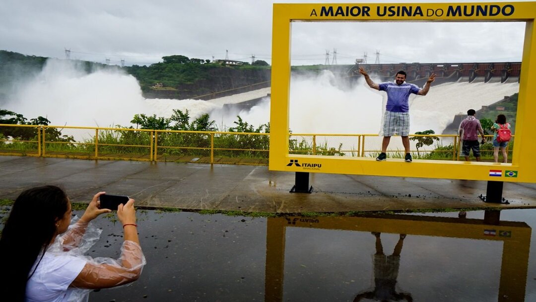Com excesso de água, Usina de Itaipu abre as três calhas do vertedouro Com excesso de água, Usina de Itaipu abre as três calhas do vertedouro